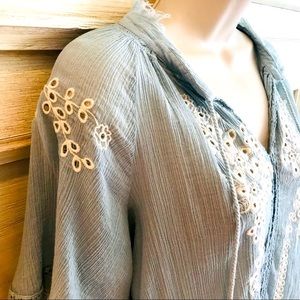 Chelsea & Theodore Women’s gray/blue blouse/ with cream embroidered accents